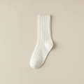 Chaussettes mi-hautes blanches en coton côtelé avec d'élégants bords ondulés - Taille unique / Côtelé Épais Blanc