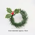 Detail van kerstkaarsenring met dennennaalden, hulst en een binnendiameter van circa 10cm - 10cm Binnendiameter Kerstkrans