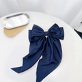 Detail van een elegante donkerblauwe zijden harikst met vloeiend lint op bureau - Marineblauw