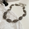 Catena da vita vintage argento con medaglioni ovali e chiusura a moschettone regolabile - Cintura a Catena con Medaglione Ovale in Rilievo Argento Vintage / Argento