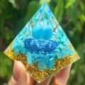 Pyramide en résine avec cristaux de turquoise bleue et mandala, décor de table artisanal - Style 29