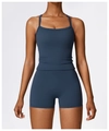 Détail d'un ensemble de yoga bleu marine avec haut à bretelles et short taille haute - Gilet 8519 + Short 8519 Insigne Bleu / S