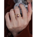Detail eines vergoldeten Flaschenkürbis-Rings mit roter Emaille und weißer Perle - Kürbis Offener Ring (Vergoldet) / Gold-Rot