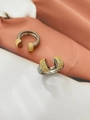 Detail macro-opname van verstelbare zilver- en goudkleurige ringen met micro-pave zirkoon - Ring / Witgoud