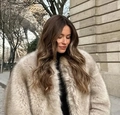 Cappotto media lunghezza in ecopelliccia beige champagne con texture soffice invernale - S / Grigio tinto