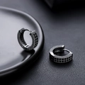 Gros plan détaillé de pierres de zircon noir serties sur une boucle d'oreille en métal noir - Noir Zirconia Noir