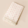Détail de couverture en mousseline pour bébé avec motifs nœuds roses et bords à franges - 80*65 cm / Nœud