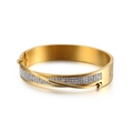 Bracciale rigido in acciaio inossidabile dorato con file incrociate di diamanti lucidi - Stile Pavé Incrociato (KB119188-KFC) / Oro