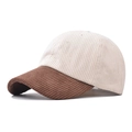 Détail d'une casquette en velours côtelé avec couronne crème et visière brune - Réglable / café