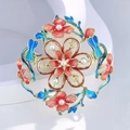 Exquisito broche floral dorado con pétalos de esmalte rojo y perlas blancas estilo chino - Estilo Flor de Durazno
