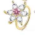 Macro-opname van een bloemenneusring met een roze steen en witte edelsteenblaadjes - Roze Centrum Vijfbladige Bloem / Goud