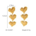 Vue macro de boucles d'oreilles cœur en or 18K avec finition texturée et dimensions - Style cœur doré à trois maillons (HC-E10267)