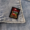 Nahaufnahme der Santa's Favorite Sister Emaille-Anstecknadel auf blauem Denim-Stoff - XC1085-Santas Lieblingsschwester