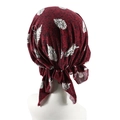 Turbans pré-noués bordeaux pour femmes avec motif de plumes blanches et coupe élastique - Rouge Vin Feuilles