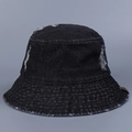 Dettaglio del cappello a secchiello in denim lavato con strappi sfrangiati e stile retrò - M (56-58cm) / Nero