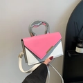 Rosa-weiße Umhängetasche in Color-Block-Optik mit flüssigem silbernem Metallgriff - Rosa