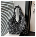 Vue détaillée du grand sac cabas en denim gris foncé avec matelassage et bords effilochés - Motif de Diamants Noir