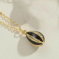 Collana a catena d'oro con pendente a uovo in smalto nero con strisce verticali e zirconi bianchi - Nero