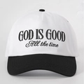 Détail de la broderie God Is Good sur une casquette de baseball en coton noir et blanc - Blanc et Noir Épissage