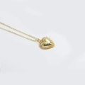 Collier minimaliste avec pendentif cœur doré aux bords dentelés sur fond blanc - Cœur Lisse (Or)