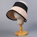 Chapeau de soleil tressé pour femme avec ruban noir contrasté et large bord de protection - M (56-58cm) / Beige
