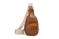 Detail van bruine PU-lederen crossbodytas met geweven riem in etnische stijl en textuur - Bruin