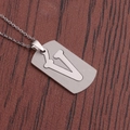 Gros plan d'un collier en acier argenté avec pendentif rectangulaire et la lettre V - Lettre V