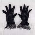 Eleganti guanti in pizzo nero con motivi floreali e polsini a volant per abiti vintage - Guanti di Pizzo