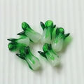 Makroansicht von sechs grün-weißen Glasanhängern in Kohlform für DIY-Schmuck - 55# Chinakohl