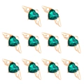 Vue macro de dix pendentifs cœur en cristal émeraude avec ailes dorées pour bijoux DIY - Vert