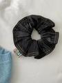 Schwarzes Denim-Scrunchie mit gelben Kontrastnähten und gewebtem Etikett im Retro-Stil - Schwarzer Denim
