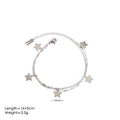Edelstahl-Schichtarmband mit 10mm Sternanhängern auf einem sauberen weißen Hintergrund - Silber Armband