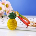 Portachiavi a forma di ananas con strass gialli e cinturino rosso per borse - Giallo