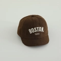 Braune Cord-Baseballkappe mit weißer Boston 1630 Bestickung für Kleinkinder - Boston Buchstaben / Kaffeebraun