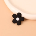 Porte-clés fleur noire mate avec centre blanc suspendu sur fond beige minimaliste - Fleur Noire Seule (Sans Porte-clés)