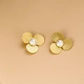 Orecchini a fiore dorati in acciaio inossidabile con perla e texture retrò chic - Fiore / Oro