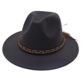 Dettaglio di cappello fedora grigio con fascia intrecciata, strass e nappe in pelle - grigio scuro