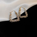 Vue détaillée de boucles d'oreilles géométriques en U argentées avec zircons étincelants - Boucle d'oreille en U / Argenté