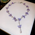 Détail du collier pendentif papillon avec cristaux violets et chaîne argentée fine - Argent-Violet