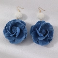 Dettaglio macro degli orecchini a camelia in denim blu con perla e gancio dorato - Stile palla di perle / Blu con perla