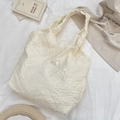 Crèmekleurige gewatteerde shopper met bubbeltextuur en stoffen merklabel erop - Beige Eenvoudige Vesttas