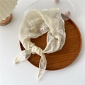 Foulard in pizzo bianco crema con ricamo floreale ed eleganti bordi smerlati - Beige
