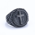 Herren Vintage Kreuz Totem Ring in schwarzem Edelstahl mit strukturiertem Relief - US 10 / Schwarz
