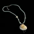 Détail du pendentif en coquillage avec perles bleues sur collier de style plage - Style Coquillage Noeud Papillon Perle Bleue (5#)