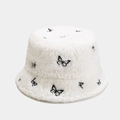 Nahaufnahme des weißen Teddy-Fleece-Anglerhuts mit schwarzen Schmetterling-Stickereien - M (56-58cm) / Weiß