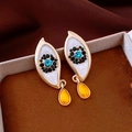 Detailansicht der Vintage Evil Eye Tropfenohrringe mit Kristallen auf Schmuckschatulle - Gold Blau Gelb (Silbernadel)