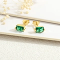 Detail of 18K gold plated earrings with rectangular emerald zircon and white dried flowers - Emerald Rectangle (ER1197-H)