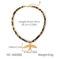 Vue détaillée du collier léopard avec pendentif oiseau doré et mesures de taille - Pendentif Oiseau Volant Doré (HC-N40585)