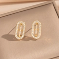 Elegantes pendientes ovalados dorados con diamantes y diseño de flecha en cruz - Pendientes de Botón Dorados (303)