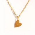 Gros plan du pendentif cœur doré avec gravure de la lettre K sur collier en acier - Lettre K